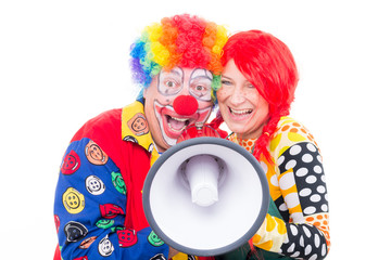 kostümiertes paar schreit ins megafon