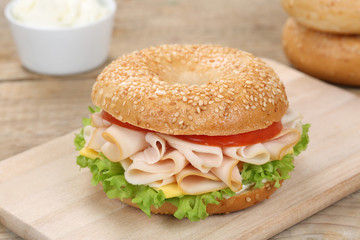 Bagel Brötchen Sandwich zum Frühstück belegt mit Schinken