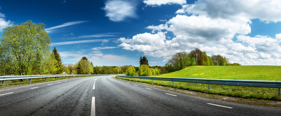 Road panorama on sunny spring day - obrazy, fototapety, plakaty