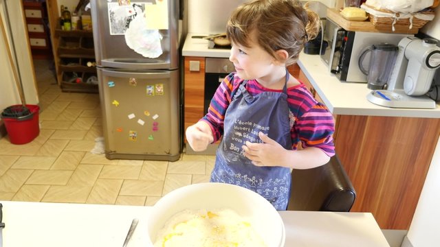 pr&eacute;paration de la p&acirc;te &agrave; cr&egrave;pes avec maman