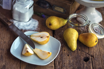 Bio-Birnen auf einem alten Tisch - Frühstück