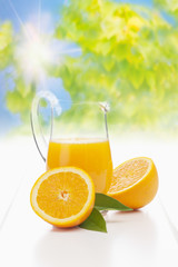 Fische halbe Orangen und Krug mit Orangensaft