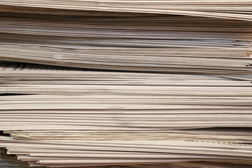 Zeitungen, gestapelt