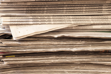 Zeitungen, gestapelt
