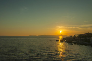 Naklejka premium Alghero, Altstadt, Stadt, Küste, Korallenküste, Festung, Capo Caccia, Mittelmeer, Abendstimmung, Insel, Sardinien, Italien