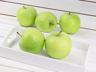 Äpfel in der Schale auf dem Tisch