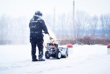 Obraz premium A man cleans snow