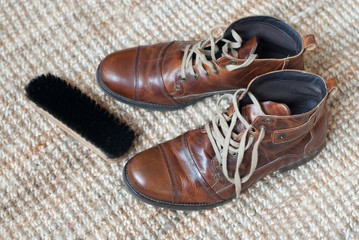 halbhohe braune Lederschuhe, frisch geputzt und poliert mit Bürste.