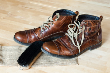 halbhohe braune Lederschuhe, frisch geputzt und poliert mit Bürste.