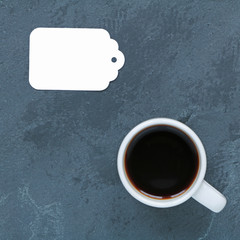 Obraz na płótnie Canvas Café noir sur fond ardoise avec étiquette blanche... carte et menu 