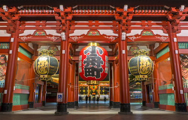 Obraz premium The famous Sensoji Temple at night in Tokyo, Japan