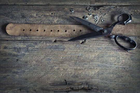 Alte Schneiderschere Schere auf einem Holztisch