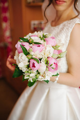Obraz na płótnie Canvas Bride holding a bouquet of flowers, wedding bouquet