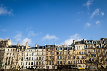 Fototapeta na wymiar Traditional Parisian apartment buildings