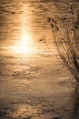 Romantischer Sonnenuntergang am zugefrorenen See