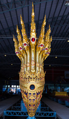 Obraz premium BANGKOK, THAILAND - JANUARY 10: Thai Royal Barge in Bangkok, Thailand on January 10, 2016. The Thai royal barges are used in the royal family during tradition reliogius procession to royal temple