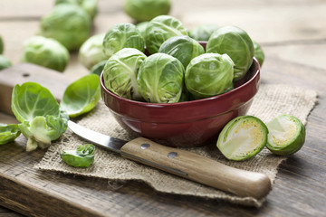 Frischer Rosenkohl auf Küchenbrett © Marek Gottschalk
