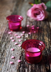 Obraz na płótnie Canvas Valentine's Day: pink rose, candles and hearts