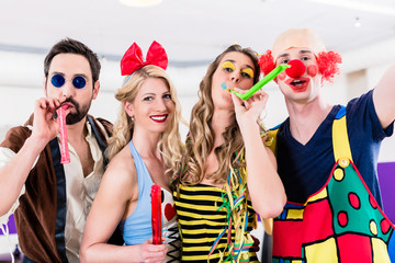 Frauen und Männer feiern auf Party Fasching oder Karneval