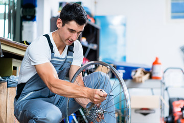 Mann als Fahrradmechaniker arbeitet an Fahrrad