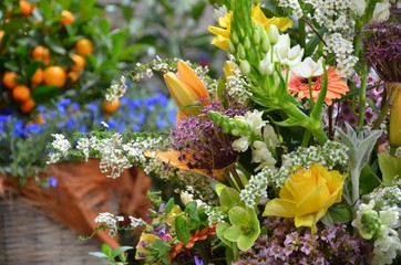 Bunter Blumenstrauß mit gelben Rosen