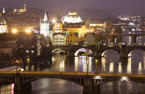 Вид на ночные мосты в Праге. Чехия.