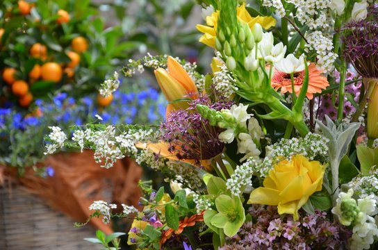 Bunter Blumenstrau&szlig; mit gelben Rosen