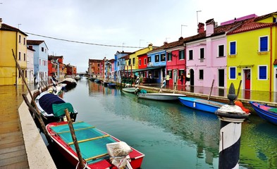 Fototapeta na wymiar Colorful buildings in the village of Burano in the Venetian Laguna, Italy 