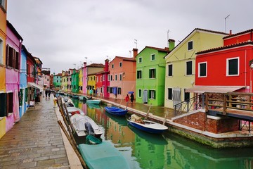 Fototapeta na wymiar Colorful buildings in the village of Burano in the Venetian Laguna, Italy 