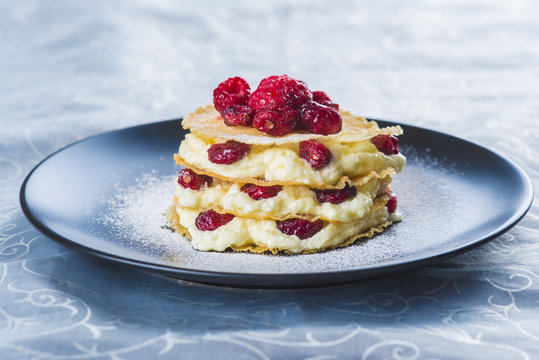 Milhojas o tortitas de crema pastelera con frutas del bosque