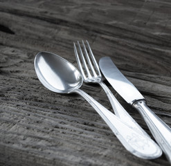 Altes Set Silber Besteck auf Treibholz