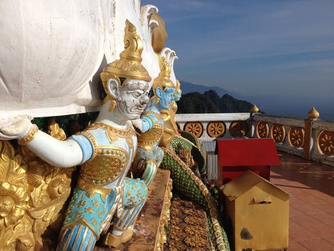 Tiger Cave Temple / Wat Tham Suea – Blaue Wächter und Drachen auf dem Gipfel