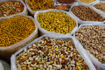 Sacchi con cereali, pistacchi, anacardi, granaglie varie