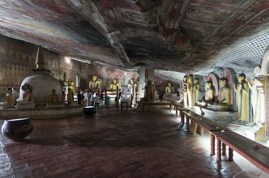 Dambulla cave temple. Interior