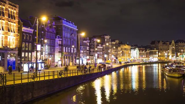Time laspe of a canal in Amsterdam in the night