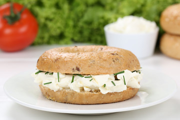 Bagel mit Frischkäse Käse Brötchen zum Frühstück