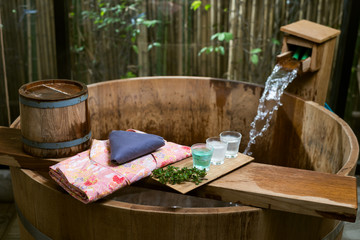Onsen series : wooden bathtub with pink yukata