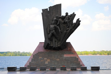 a monument to soldiers