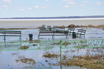 Скамейки в озере