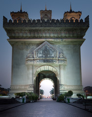 Fototapeta na wymiar Patuxai Arch monument. Famous travel destination in Asia