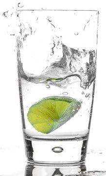 Limette im Wasserglas