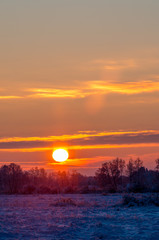 Obraz premium sunrise at snowy frosty field