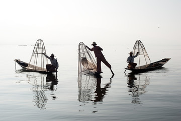 Naklejka premium Inle Lake Myanmar fishermen silhouettes on traditional wooden boats