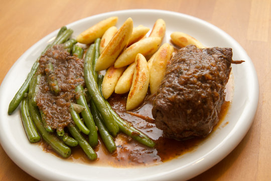 Rouladen mit Schupfnudeln und Bohnen