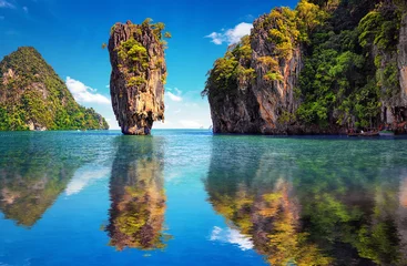 Vlies Fototapete Tropischer Strand Schöne Natur Thailands. James-Bond-Insel spiegelt sich im Wasser in der Nähe von Phuket