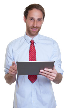 Junger Geschäftsmann mit Tablet Computer