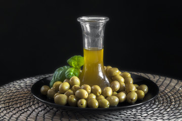 olivenöl in einem olivenberg