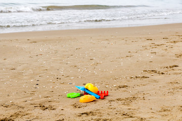 Fototapeta na wymiar Kinderspielzeug im Strandsand