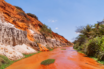 Fairy Stream (Suoi Tien), rivière rouge entre rochers et jungle. Viêt Nam.