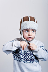 chłopka w ciepłej zimowej czapce